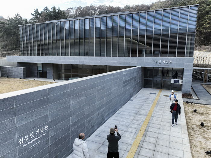 22일 경북 영천시 괴연동 신성일기념관에서 시민들이 전시 관람을 위해 건물을 드나들고 있다. 기념관은 개관 직후 맞은 첫 주말인 22~23일 이틀 동안 약 1천200명의 시민이 찾으며 순조로운 출발을 보였다.
이현덕기자 lhd@yeongnam.com