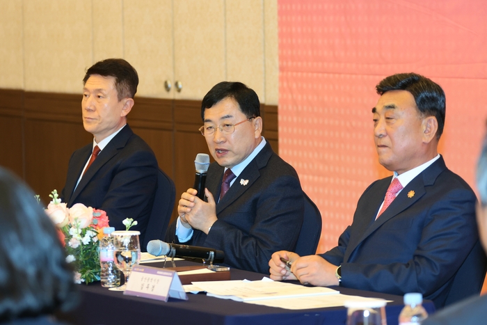 해오름동맹 상생협의회에서 포항·경주·울산 3개 도시 단체장들이 협력사업 추진 방향을 논의하고 있다. 가운데 주낙영 경주시장이 발언하는 모습. 경주시 제공