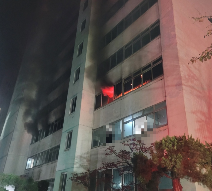 24일 새벽 대구 중구 남산동의 한 아파트에서 불이 나 주민 130여명이 대피했다. 대구소방안전본부 제공