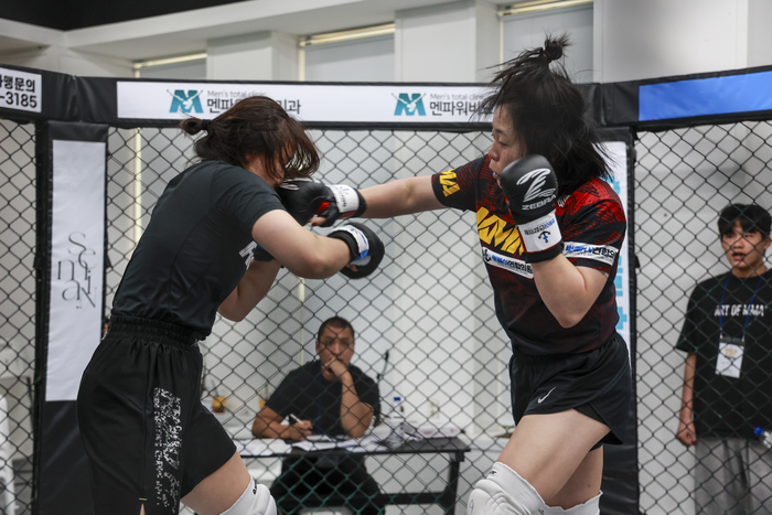 지난 22일 대구 중구 KMMA뽀빠이아레나에서 열린 뽀빠이연합의원 KMMA35 대구 대회에서 오정은(오른쪽)과 정민지가 경기를 펼치고 있다. <KMMA 제공>