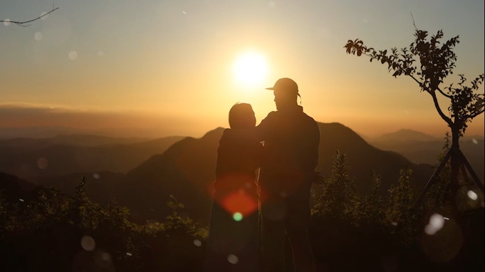 군위 화산마을에 귀촌한 김태현(오른쪽)·신수빈(왼쪽)씨 부부가 집마당에서 다정하게 저녁노을을 감상하고 있다. <신수빈씨 제공>
