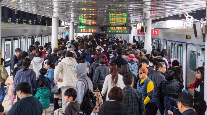 구미 라면축제장으로 향하는 대경선 구미역에 많은 사람이 내리고 있다.<구미시 제공>