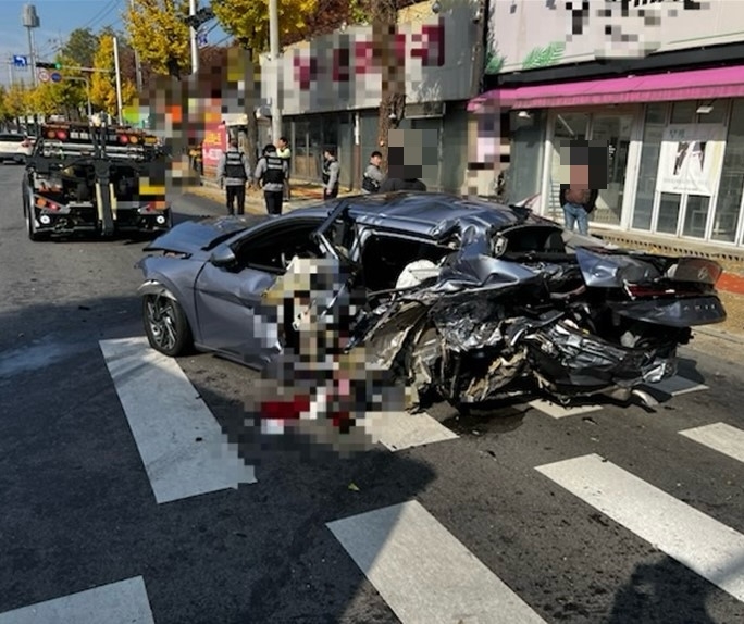 23일 오전 11시21분쯤 경북 구미시 원평동 산업로 교차로에서 택시와 승용차가 충돌했다. 사고로 승용차 운전자가 심정지 상태로 병원으로 이송됐다.<경북소방본부 제공>