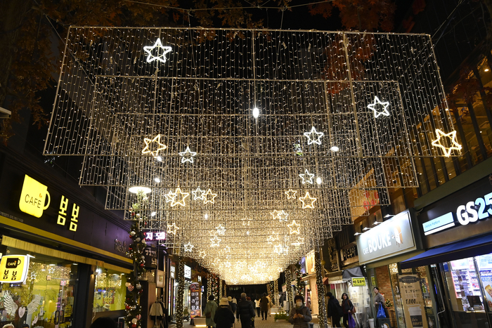 대구 달성군 다사광장 인근 거리가 별빛 모양 스트링 조명으로 화려하게 꾸며져 있다.<달성군 제공>