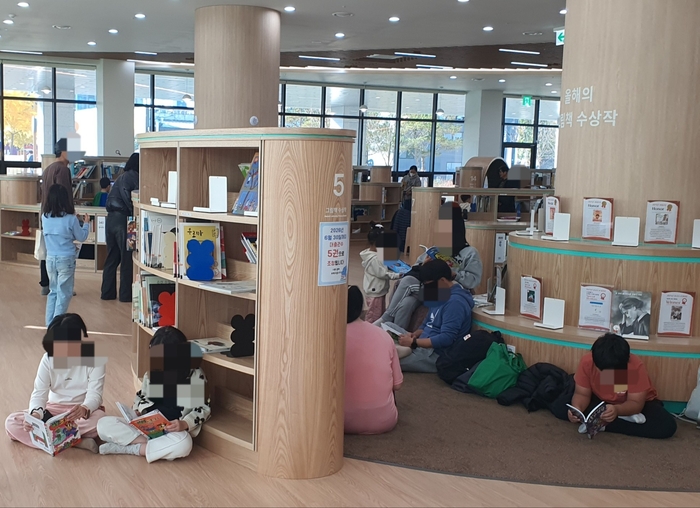 지난 23일 대구도서관 1층 어린이자료실을 찾은 아이들이 책을 읽고 있다. 노진실 기자