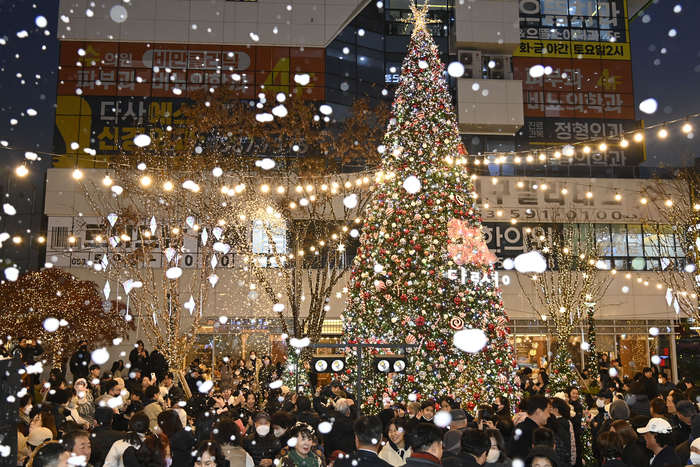 대구 달성군 다사광장에 조성된 대형 크리스마스 트리 주변으로 인파가 가득 모여 겨울 축제를 즐기고 있다<달성군 제공>