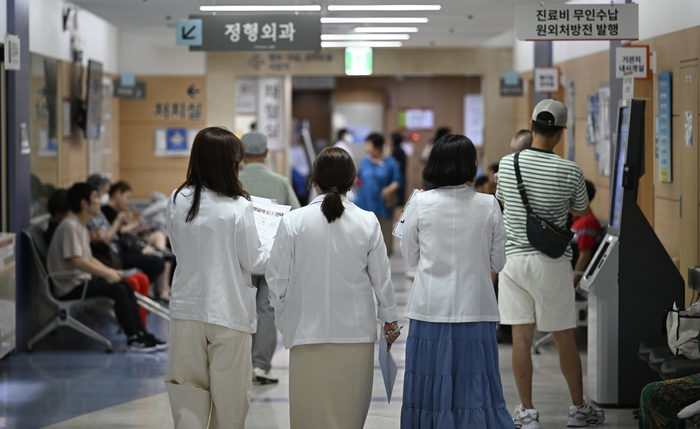 대구 한 병원 외래 진료실 복도에서 의료진과 환자들이 이동하고 대기하는 모습. 공중보건의사 감소로 지역 의료 공백이 커지는 가운데, 일선 현장의 혼잡과 인력 부족 상황이 고스란히 드러난다.<영남일보 DB>