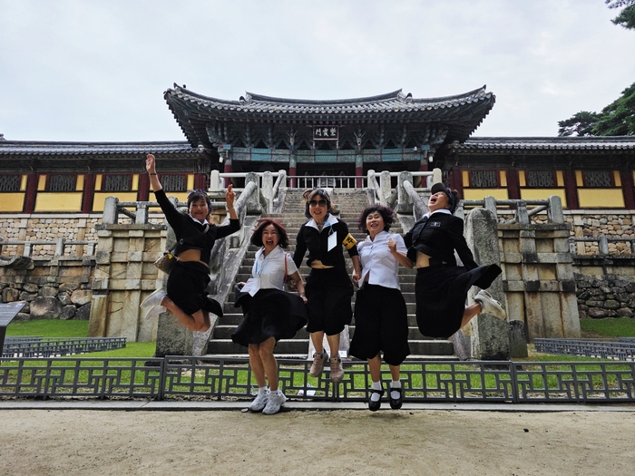 불국사 청운교·백운교 앞에서 교복을 입은 추억의 경주 수학여행 프로그램 참가자들이 점프하며 추억의 순간을 기록하고 있다. 신라문화원 제공