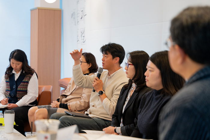 지난 21일 오후 투썸플레이스(북대구IC점)에서 열린 2025 행복북구문화재단 문화예술포럼 진솔정담 2에서 박용선(왼쪽에서 셋째) 춘천문화재단 문화도시센터장이 발언하고 있다. <행복북구문화재단 제공>