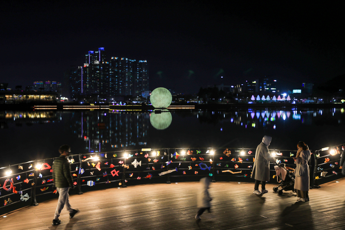 대구 수성못의 야경을 즐기고 있는 사람들. 대구시 제공