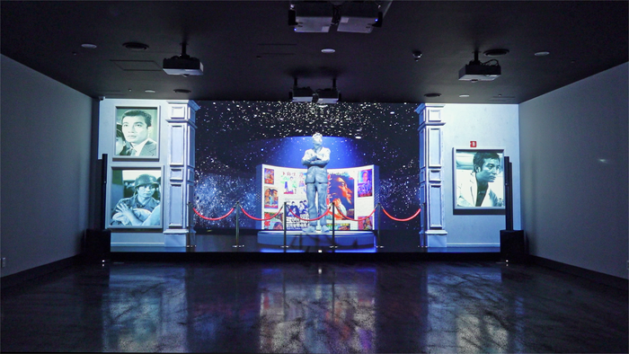 영천의 신성일기념관 1층 실감영상실에서 신성일의 작품세계를 주제로 한 미디어아트 영상이 상영되고 있다. 이나영기자 2nayoung@yeongnam.com