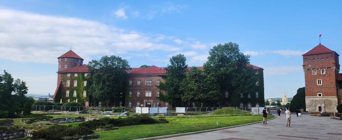 바벨 성 전경. 바벨은 17세기 초까지 왕들이 거처했던 왕궁이자 주교 사저로서, 폴란드의 역사와 문화가 압축돼 있다.