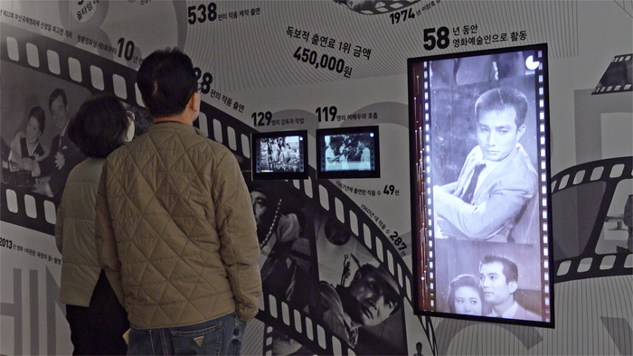 “그립다 신성일” 전국 70·80대 몰려드는 영천 신성일기념관