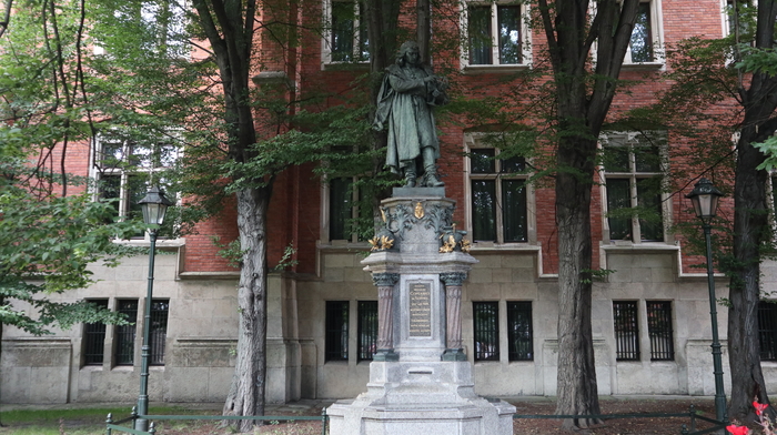 야기엘론스키 대학 출신인 코페르니쿠스 동상.