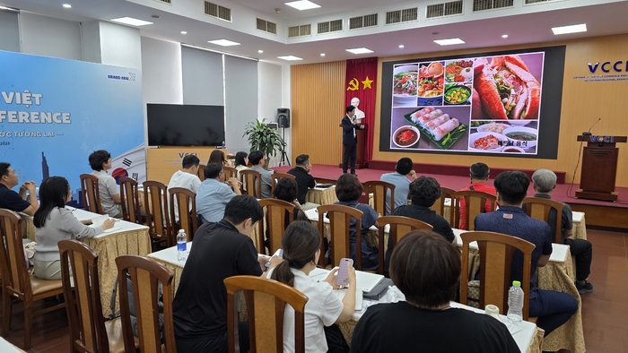 베트남 호치민에서 열린 한-베 비즈니스 컨퍼런스에 참여한 경북 기업 관계자들이 장도환 경북도 호찌민사무소장의 강연을 듣고 있다.<정운홍기자>