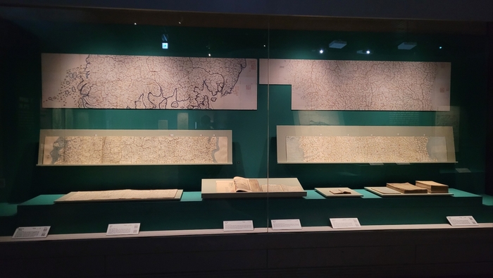 국립대구박물관 전시장에 김정호의 대동여지도, 동여도, 동여가 전시 중이다.<임훈기자 hoony@yeongnam.com>