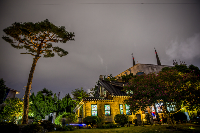 근대골목 밤마실 야간투어에서는 대구의 역사·문화적 명소를 거닐어 볼 수 있다. 대구시 제공