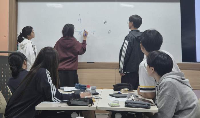 대구 수성구청과 태재대가 공동 개발한 수 아카데미에 참여 중인 동문고 학생들 모습. <수성구청 제공>