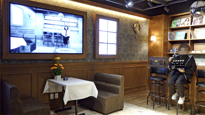 25일 경북 영천 신성일기념관에 마련된 세트장에서 한 관람객이 마치 배우가 된 듯 연기체험을 하고 있다. 이나영기자 2nayoung@yeongnam.com