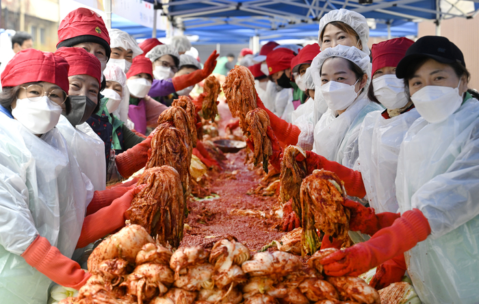 [포토뉴스] 김장 봉사하는 수성구 새마을회 회원들
