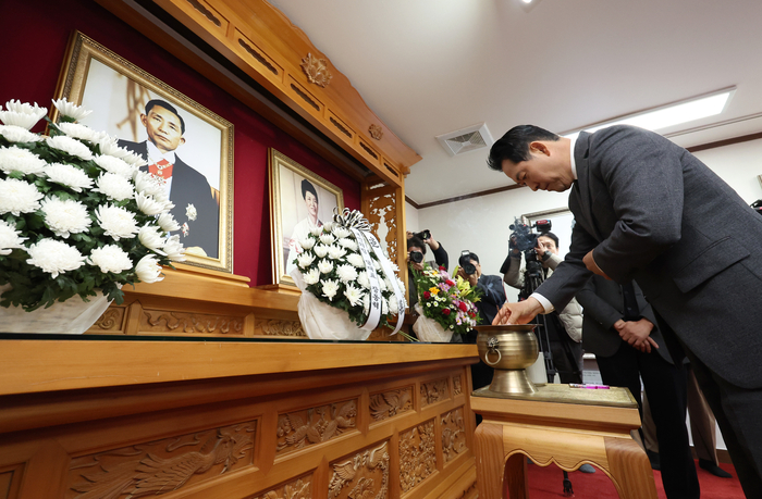 [포토뉴스] 경북 구미 박정희 대통령 생가에서 분향하는 국민의힘 장동혁 대표