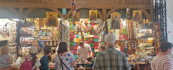 수키니엔체 내부의 상점. 직물회관으로 번역되는 수키니엔체는 유럽에서 가장 오래된 쇼핑몰이다.