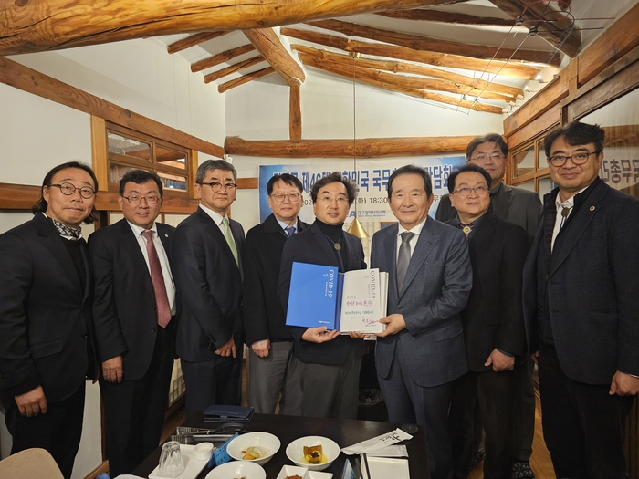 정세균 전 국무총리가 25일 대구에서 열린 대구시의사회 간담회에서 공로장을 받은 뒤 참석자들과 기념 촬영을 하고 있다.<대구시의사회 제공>