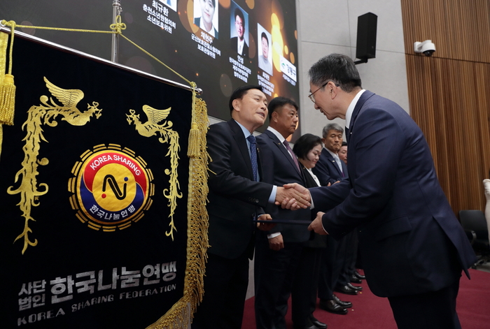 33년 간 취약계층 대상 복지사업을 이어온 사단법인 한국나눔연맹이 최근 정부로부터 대통령 표창을 받았다.한국나눔연맹 제공