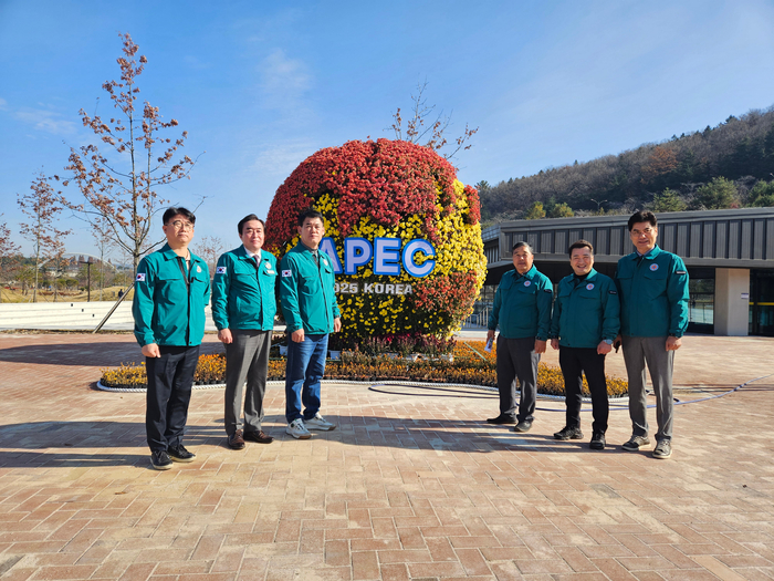 경주시의회 문화도시위원회가 24일 라원(제2동궁원) 현장을 찾아 APEC 2025 경주 조성 공간 앞에서 기념촬영을 하고 있다. 가운데 왼쪽부터 박광호 위원장을 비롯한 문화도시위원회 위원들. 경주시의회 제공