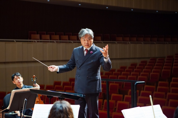 김산봉 2·18합창단 예술감독이 연주자들과 함께 리허설을 진행하고 있다.< 2·18합창단 제공>