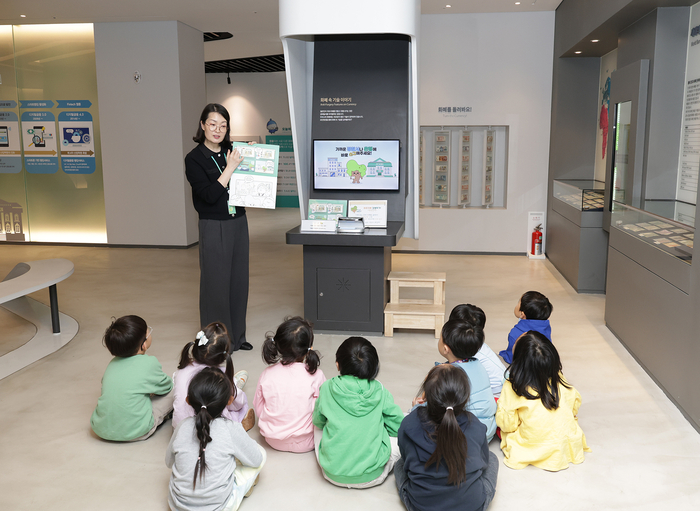 25일 진행된 iM뱅크 금융박물관 방문객 10만 돌파 기념행사에 참석한 씩씩한 어린이집 원아들이 학예사의 설명을 듣고 있다. <iM뱅크 제공>