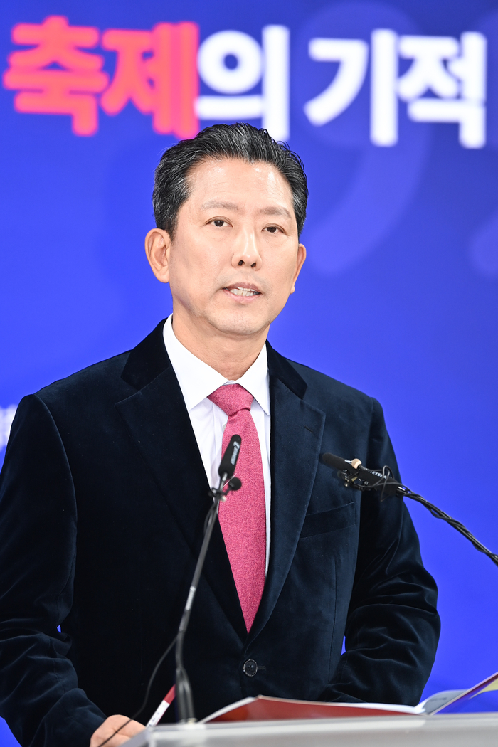 김장호 구미시장이 지난 19일 혁신이 만든 100만 축제의 기적을 내용으로 언론 브리핑을 하고 있다.<구미시 제공>