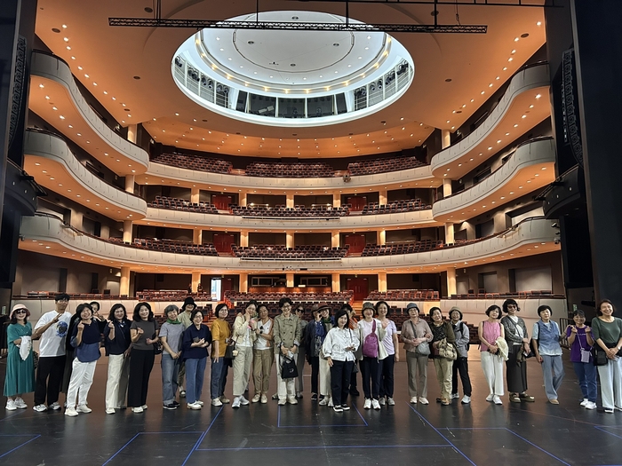 대구문화예술투어에 참여한 관광객들이 대구오페라하우스를 찾았다. 대구시 제공