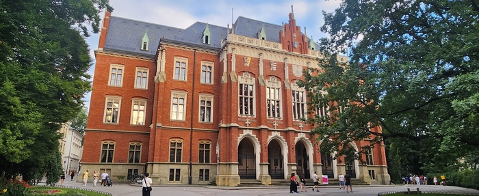 600년이 넘는 역사를 자랑하는 야기엘론스키대. 지동설로 세상을 뒤흔든 코페르니쿠스를 비롯해 교황 요한 바오로 2세, 비스와바 쉼보르스카 등이 모두 이 학교 출신이다.