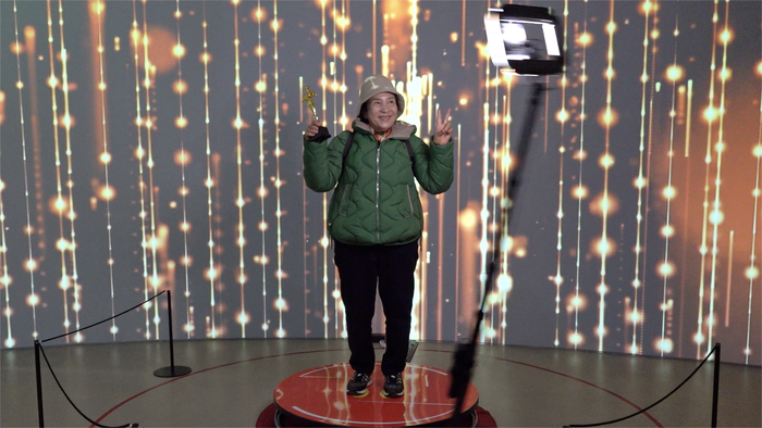 25일 영천의 신성일기념관을 찾은 관람객 이희순씨가 360도 포토부스 체험을 하고 있다. 이나영기자 2nayoung@yeongnam.com