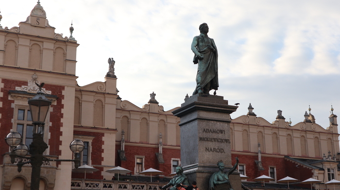 폴란드의 국민 시인이자 독립운동가 아담 마츠키에비치 동상. 프랑스로 망명해 시인이 됐고, 폴란드의 독립운동에 헌신했다.