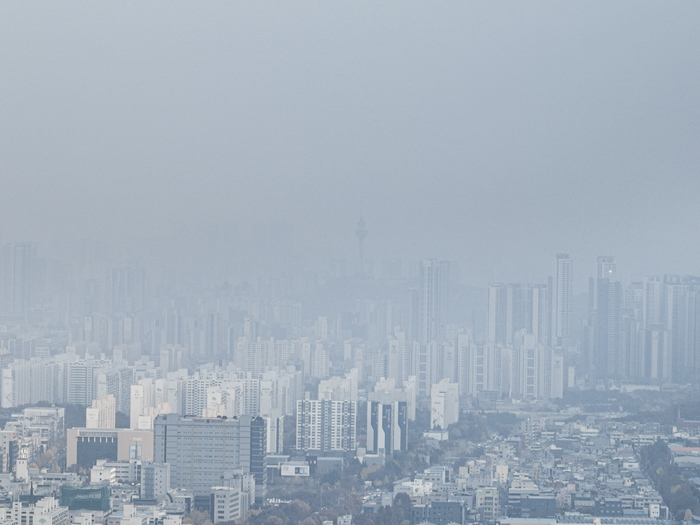 [포토뉴스] 가을비로 씻기지 않은 미세먼지