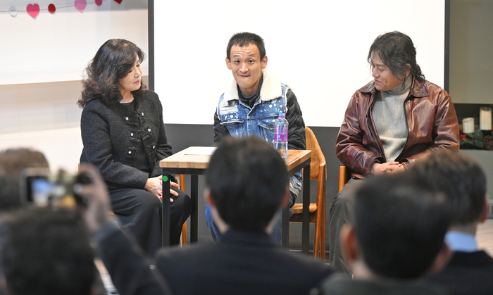 청소년 토크 콘서트 나를 쓰는 용기 이준희(가운데) 시인과의 만남이 26일 오후 대구 중구 대구YMCA청소년회관 카페에서 열리고 있다.
이지용기자 sajahu@yeongnam.com