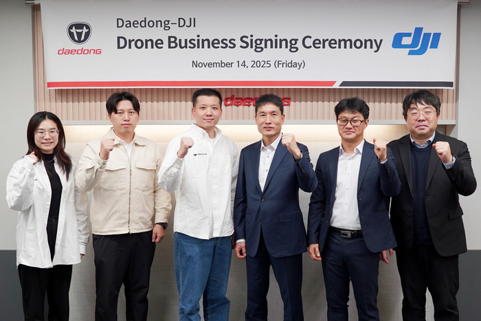 박윤성 대동 플랫폼사업본부장(왼쪽 넷째) 등 대동 국내 사업 담당자들이 중국 드론기업  DJI 관계자들과 국내 판권 계약 체결후 기념촬영을 하고 있다. <대동 제공>