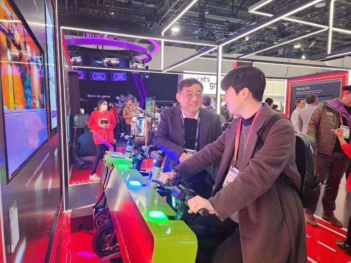 2023년  미국 라스베이거스에서 진행된 CES에 참석한 김무환 교수가 학생과 이야기를 나누고 있다. 김 박사는 공학 연구 외에도 후학 양성에도 큰 관심을 기울여왔다. 경북도 제공