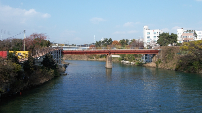 장안천의 월내철교. 동해선 철도의 단선 교량으로 복선화 때 철거하지 않은 유일한 철교라 한다. 철교 너머로 KTX-이음 열차가 번쩍 쌩하니 지나가버린다.