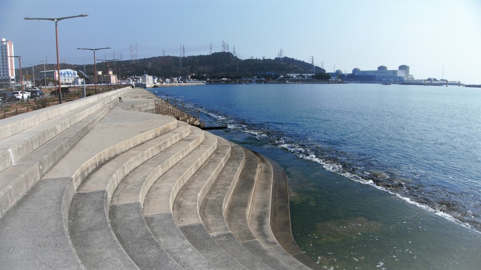 북방파제 너머는 해안선 따라 계단식 축대가 물결친다. 원전이 들어오기 전 월내에서 길천까지 해안선은 전부 모래였다. 게다가 아주 유명한 해수욕장이었다.