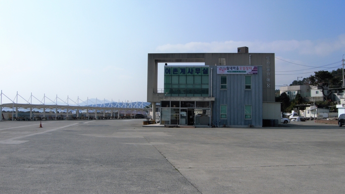 옛 포구 자리는 물량장이자 장터다. 해안방파제 아래에 캐노피 쉼터가 넉넉히 길다. 벽에 영화 친구 우리 형 등의 스틸 컷이 걸려있다.