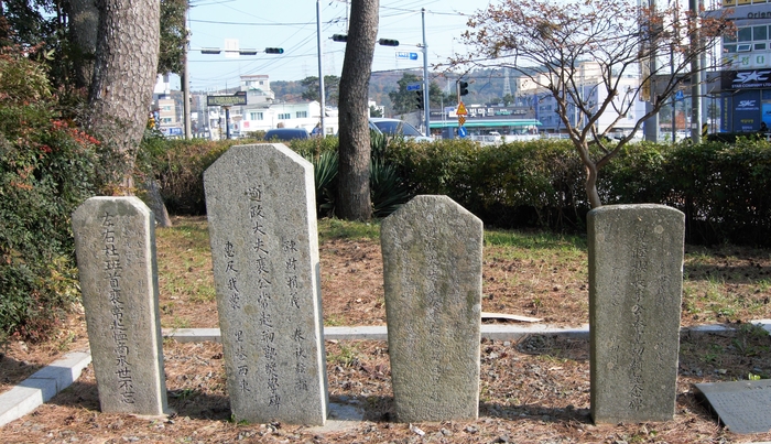 월내 어린이 공원의 비석군. 왼쪽부터 3기가 보부상 배상기를 기리는 것이다. 그는 월내에서 멸치잡이와 젓갈로 억만금을 벌어들여 정승처럼 썼다.