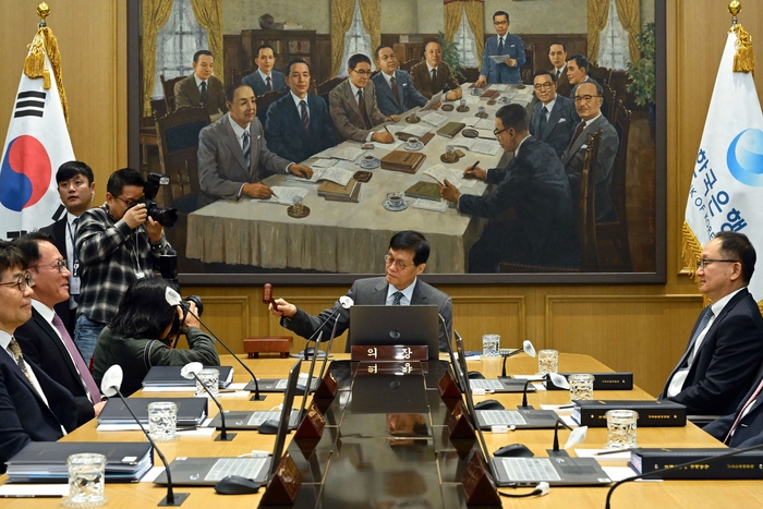이창용 한국은행 총재가 27일 서울 중구 한국은행 본관에서 열린 금융통화위원회 본회의에서 의사봉을 두드리고 있다. 연합뉴스