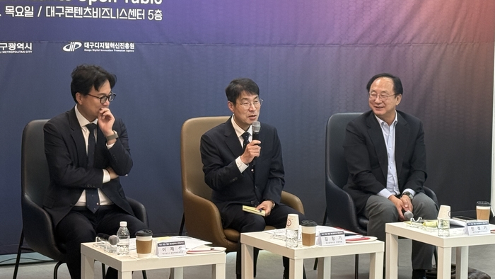 27일 대구콘텐츠비즈니스센터에서 열린 대구 게임·웹툰 청년 창작자 시민수다에서 김정기 대구시장 권한대행(가운데)이 질문에 답변하고 있다. 왼쪽은 이재성 대구시 문화체육관광국장, 오른쪽은 민정기 DIP 원장. 이동현 기자