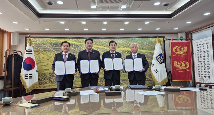 28일 경주시청 대회의실에서 열린 신라 금관 경주존치 청원서 서명식. 왼쪽부터 박임관 경주문화원장, 이동협 경주시의회 의장, 주낙영 경주시장, 이상걸 경주상공회의소 회장이 신라 금관 6점의 본향 경주 존치를 요청하는 청원서에 공식 서명한 뒤 이를 들어 보이고 있다. 장성재기자 blowpaper@yeongnam.com