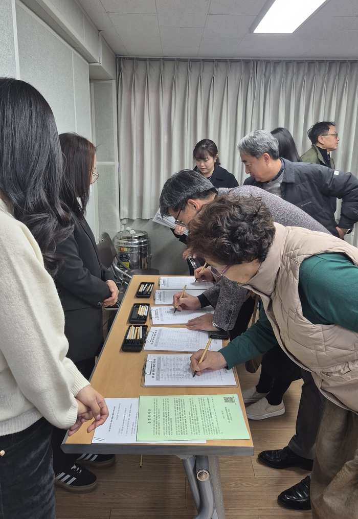 28일 오후 경주문화원에서 열린 신라 금관 경주존치 범국민운동연합 출범식에서 시민들이 청원서 서명에 참여하고 있다. 1921년 금관총 금관을 지키기 위해 경주면민이 올린 청원 정신을 되살린 이번 서명운동은 온오프라인으로 진행되며 6점의 신라 금관을 본향 경주에 상설 전시하기 위한 전국적 운동의 출발점이 되고 있다. 장성재기자 blowpaper@yeongnam.com