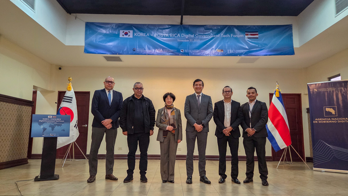 한-코스타리카 디지털정부 협력 테크 포럼에서 참석자들이 모여 사진을 찍고 있다. (왼쪽부터) 엔지니어자격연합회 하비에르 차콘 에르난데스 사무총장, 국립공과대학교 제프 스밋 페랄타 연구개발처장, NIA 장경미 부원장, 과학혁신기술통신부 올란도 베가스 차관, 과학혁신기술통신부 에릭슨 알바레즈 국장, 과학혁신기술통신부 디에고 알바헤즈 국장. <NIA 제공>