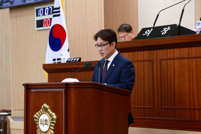 28일 대구 동구의회에서 열린28일 열린 제348회 정례회 제2차 본회의에서 이진욱 의원(국민의힘)이 자유발언을 통해 대구 동구 일대 스텔스 차선문제 개선을 촉구하고 있다.대구 동구의회 제공.